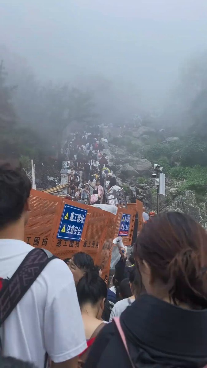 十一的泰山景区！不上去吧 不死心，上去了吧 估计死的心都有……