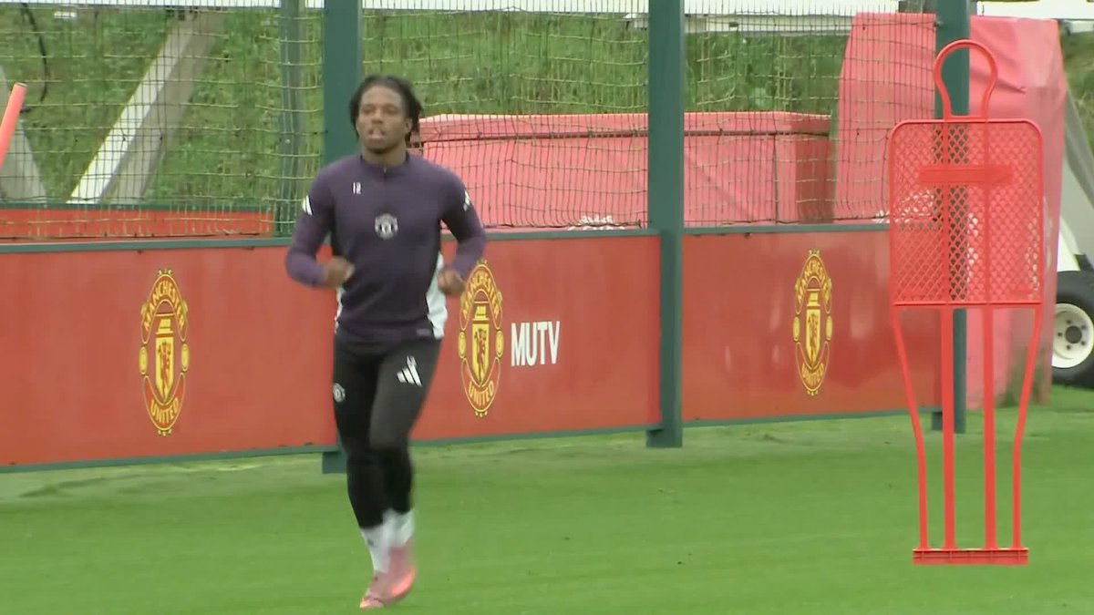 "An outstanding attitude and he is now back in the first team" Tyrell Malacia has been reintegrated into the Manchester United first team and has trained for the first time with the squad today after recently being with the U23s 🔴