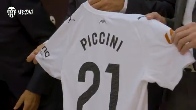 El Valencia CF homenajea al exjugador valencianista Cristiano Piccini 🦇 🇮🇹 El exfutbolista italiano fue campeón de la Copa del Rey de 2019 con el conjunto valencianista. #ADNVCF