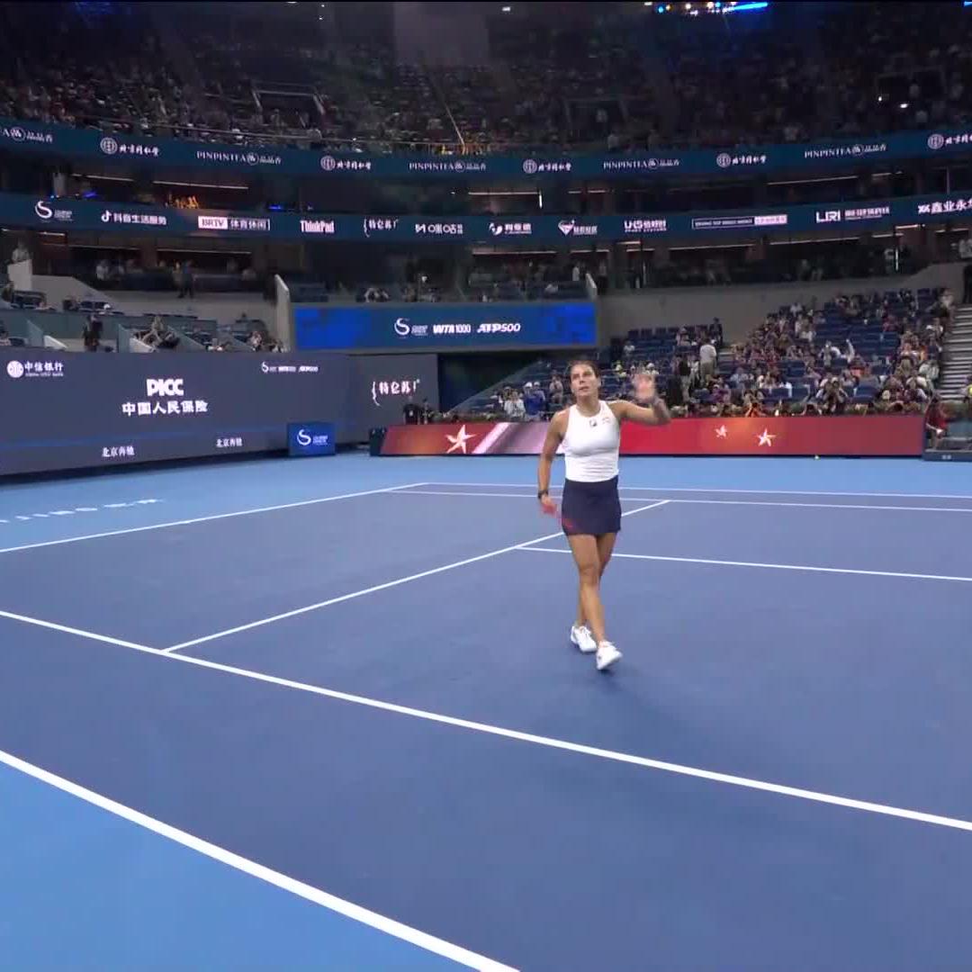 INCREDIBLE 💥 Emma Navarro has booked her place in the #2025ChinaOpen Quarterfinals, defeating the No.1 seed Swiatek 6-4, 4-6, 6-0.