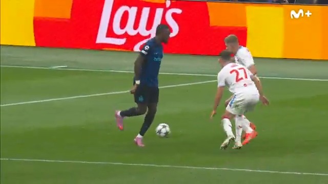 ⚫️🔵 Magia nerazzurri. La descarga y el taconazo de Thuram, la asistencia de Bastoni y la ejecución de Lautaro Martínez. #UCL #LaCasaDelFútbol