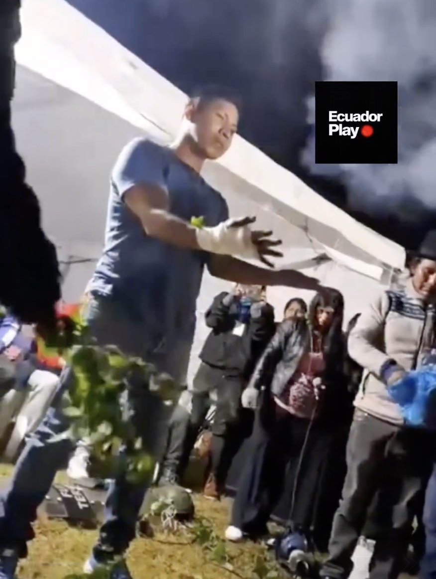 🔥 #URGENTE Militares secuestrados fueron ortigados en #Otavalo, les hicieron pedir disculpas públicas y luego los 17 miembros de las Fuerzas Armadas fueron liberados. #ParoEcuador #ParoNacionalEcuador #ParoNacional2025