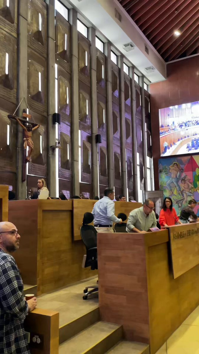 Ante la presencia firme y valiente de los estudiantes de la Universidad de Antioquia, que hoy exigen con dignidad la eliminación del nefasto proyecto de ordenanza 052, la presidenta de la Asamblea decidió suspender la sesión. Pero que quede claro: nosotros no nos vamos. Seguiremos en el recinto, escuchando, dialogando y defendiendo junto a los estudiantes la universidad pública, que es conquista del pueblo y patrimonio de Antioquia. ¡Viva la UdeA! ¡Viva la educación pública! Gustavo Petro León Fredy Muñoz MinEducación Daniel Rojas Medellin Buitres UdeA Asamblea Departamental de Antioquia