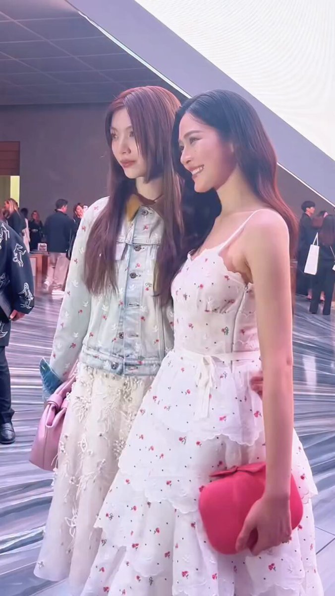 มาสวยทั้งคู่! #MintReports เก็บมาให้ชมอีกโมเมนต์สวยของสาว #หลิงออม ที่เดินทางมาร่วมชมแฟชั่นโชว์ Dior Spring-Summer 2026 Women’s show ที่จัดขึ้นเมื่อช่วงเย็นที่ผ่านมา ณ กรุงปารีส ฝรั่งเศส โดยภายในงานนี้เธอยังพูดคุยกับ Jonathan Anderson และร่วมเฟรมกับสาว Dilraba 💚 LINGORM AT DIOR PFW26 #LingOrmDiorSS26 #LingOrm #linglingkwong #ormkornnaphat #DiorSS26 #Dior #MintMagTH