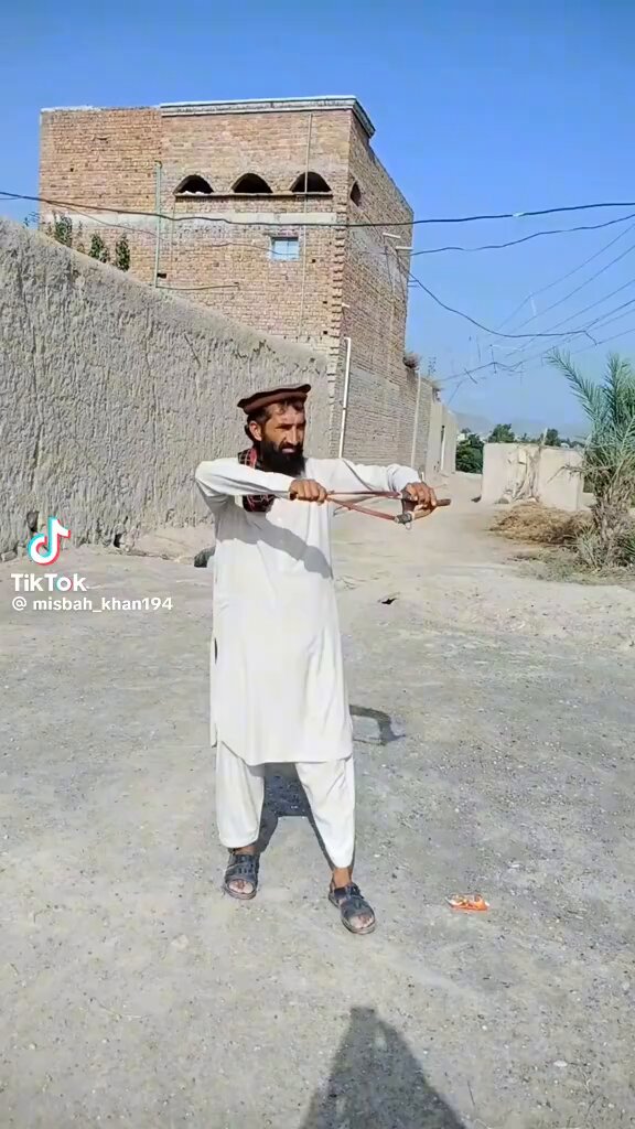 ابى هذا بنبيطته ياخذ لفه على المتربعين بالخاص😂😂😂 كم عمرك كم وزنك ليش داخله فحص طبي