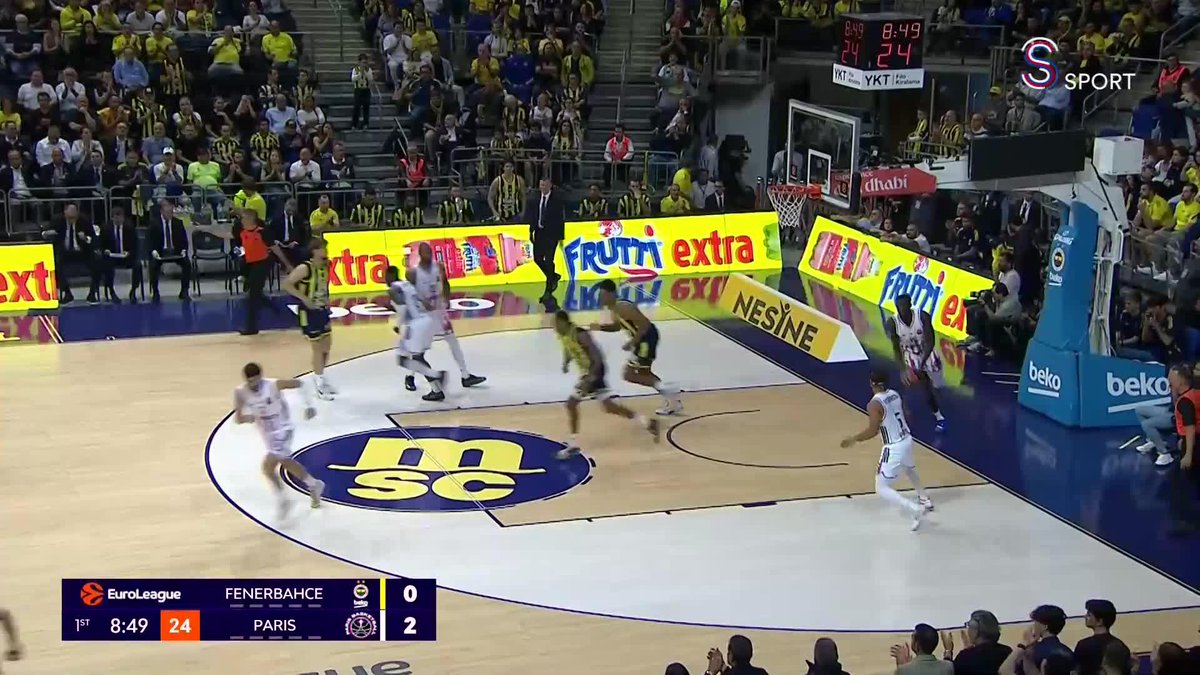 EuroLeague’de sezonun ilk isabeti Devon Hall’dan geldi! 💪 #YellowLegacy