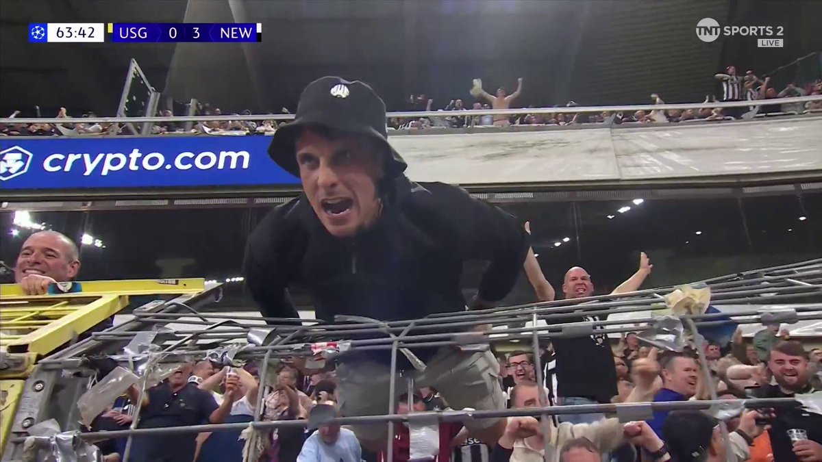 Anthony Gordon buries another penalty 🔥 And check out the Geordie fans celebrations after 🎉 📺 TNT Sports & discovery+ UK