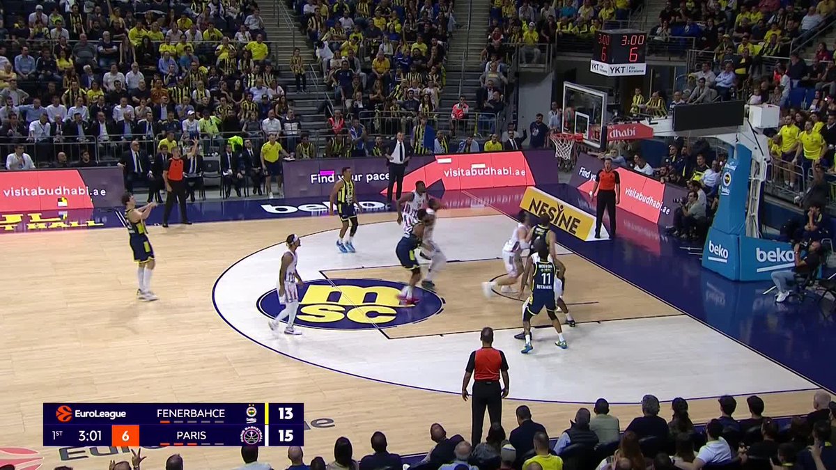 Ali Koç ve Sadettin Saran, Fenerbahçe Beko-Paris Basketbol maçını izliyor.