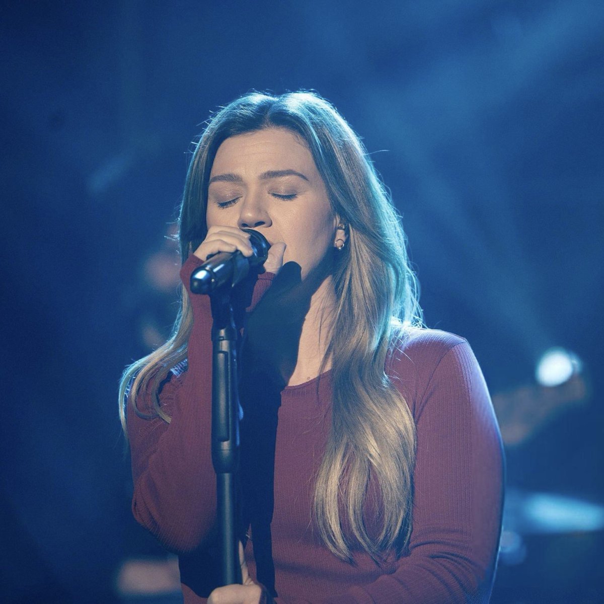 We can all agree that Kelly Clarkson’s version >>> Glee’s version > original song, right??