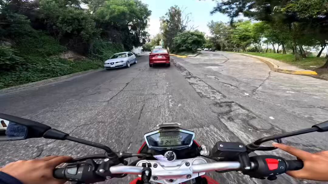 Pocas veces tienen razón los de las motos, esta es una, como se baja la perra bestia ahí simiesca del coche y todavía se quiere aventar un tiro JAJAJAJA pinche país de salvajes.