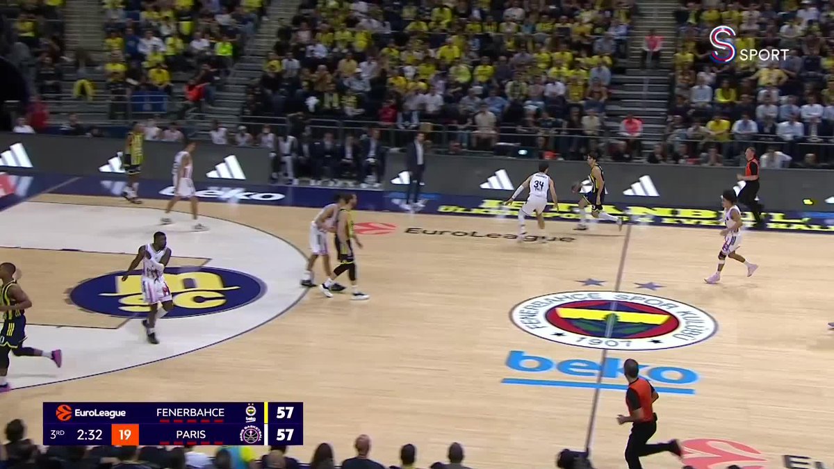 Nicolo Melli, attığı üçlüğün üstüne top kazandı! 🧱