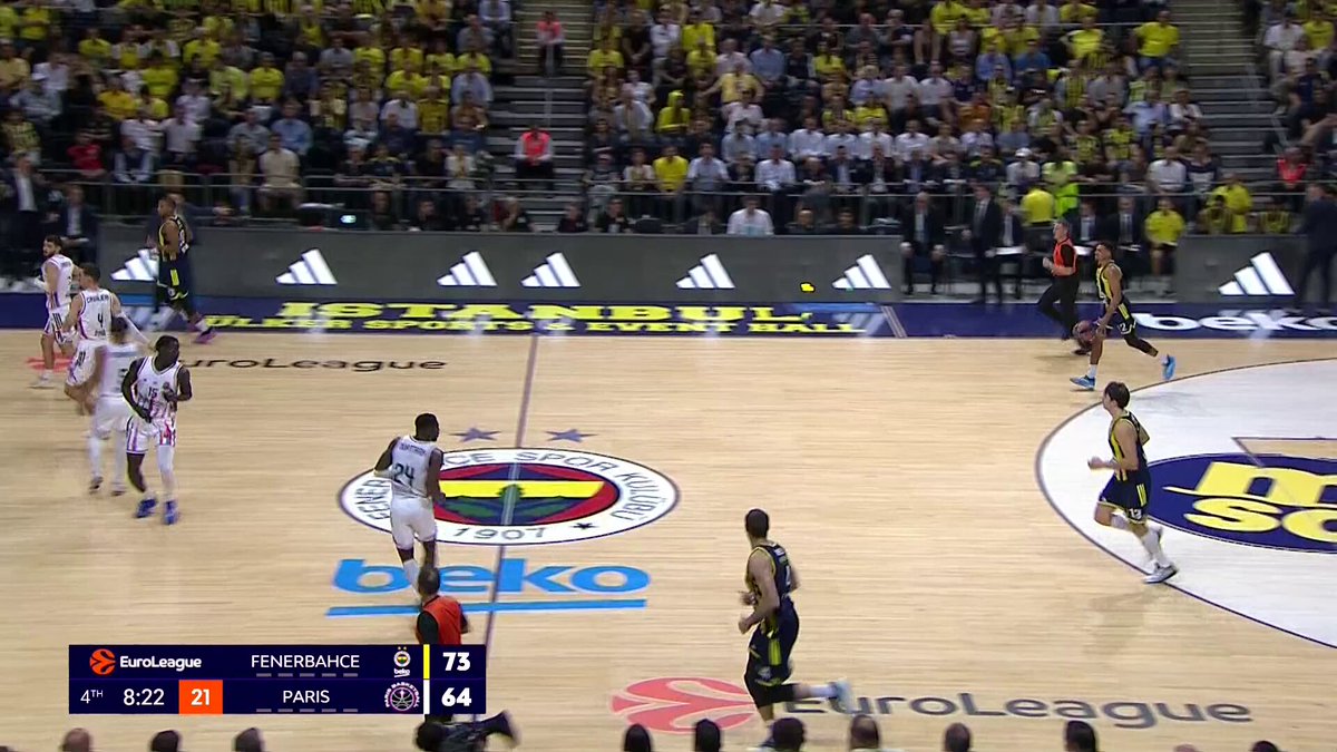 WHAT WAS THAAAAT?😱😱 Wade Baldwin IV posterizes his opponent👀 #MotorolaMagicMoment motorola I Fenerbahçe Beko