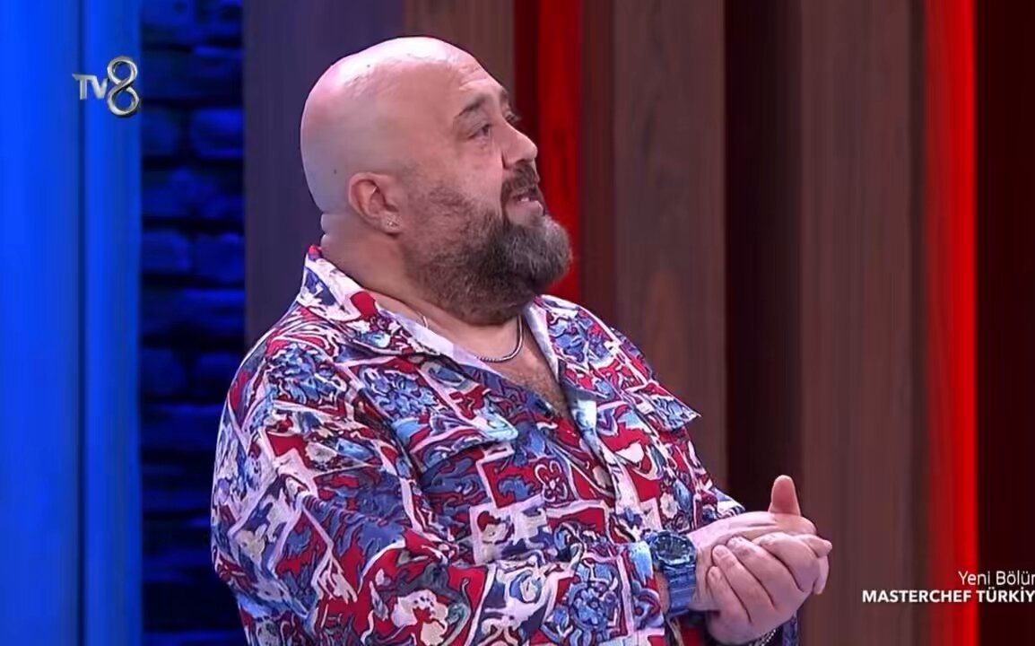 Sezer Barış kendini tutukça adamın üstüne geliyorsun istese seni iki seksen yere serer bence fazla kaşınma. Bide yok inmeyeceğini biliyorum ,adam zaten sinirli oyun kaybetmiş hala üstüne oynuyorsun Mertle insene ama senin derdin Barış. Torpili herif #MasterChefTürkiye