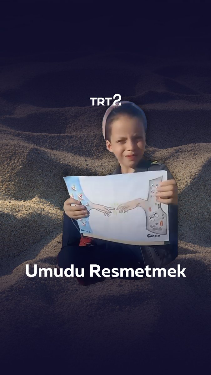 Gazze’nin kıyısında, Küresel Kararlılık Filosu’nu bekleyen küçük bir kız, hayallerini ve umudunu kağıda döküyor. 🌊🎨 #MyAgendaSumud