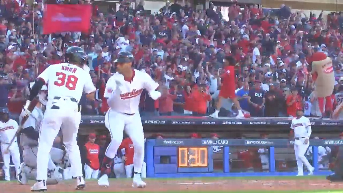 The Cleveland crowd was going BONKERS for that go-ahead homer! Shoutout the hot dog 😂 #Postseason