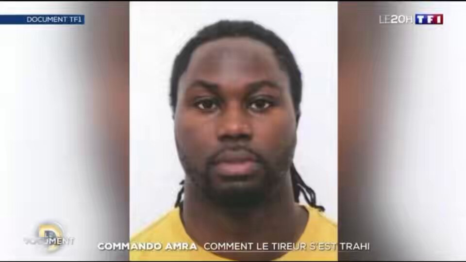 🚨🇫🇷 𝗔𝗟𝗘𝗥𝗧𝗘 𝗜𝗡𝗙𝗢 — Fernando D., 32 ans, suspecté d’être le TIREUR ayant TUÉ les deux agents pénitentiaires lors de l’ÉVASION de Mohamed Amra, a été arrêté en Espagne grâce à une photo publiée sur un site de rencontre. Le 14 mai 2024, dix heures avant l’évasion de Mohamed Amra, il avait été aperçu à seulement 2 km du péage d’Incarville sur des images de vidéosurveillance, probablement en repérage. Une longue CAVALE débute alors : plus de 9 mois de traque. Il change d’identité et se fait appeler « Gilles Basse ». Repéré en Normandie, puis dans le sud de la France, il finit par DISPARAÎTRE. Mais il commet une erreur : inscrit sur un site de rencontre, il utilise le prénom « Sergio » et poste deux photos. L’arrière-plan de l’une d’elles oriente les enquêteurs vers une villa à Malaga. C’est là qu’il est finalement INTERPELLÉ. De nombreuses ARMES et une importante somme d’ARGENT y ont été découvertes. Transféré en France, il garde le silence. Fernando D. est TRÈS DÉFAVORABLEMENT CONNU de la justice pour recel de biens, escroqueries, violences volontaires, trafic de stupéfiants, etc. Lui et les 40 autres mis en cause dans l’évasion de Mohamed Amra nient toute implication. (Source : TF1)