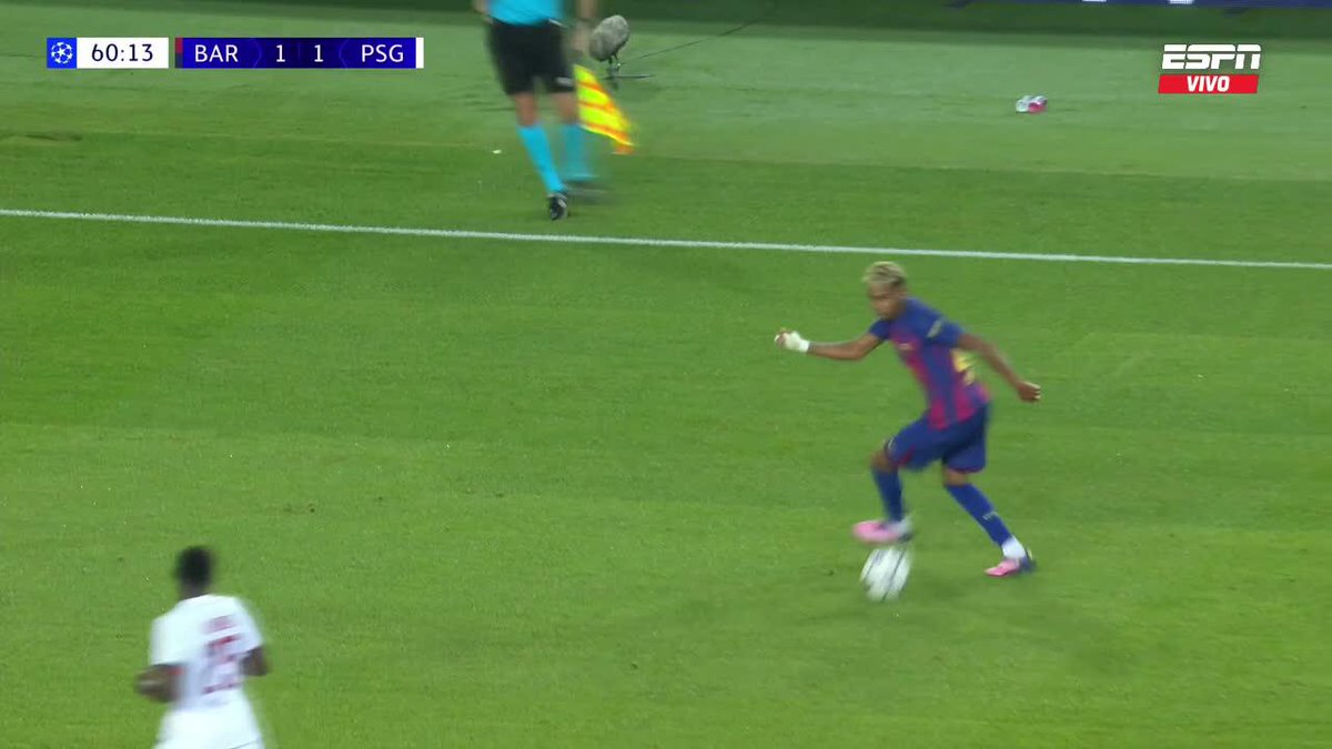 Cambio de frente TOP de Rashford para que Lamine la baje con mucha calidad... ¡Fútbol Show de Barcelona! 📺 Toda la #UCL por #DisneyPlus Plan Premium