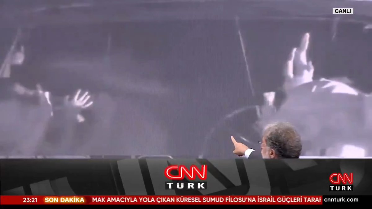 🚨🚨🚨 CANLI YAYINDA MÜDAHALE! İsrail şu an filoya baskın yapıyor! Aktivistlerin ellerini havaya kaldırdığı görülüyor.