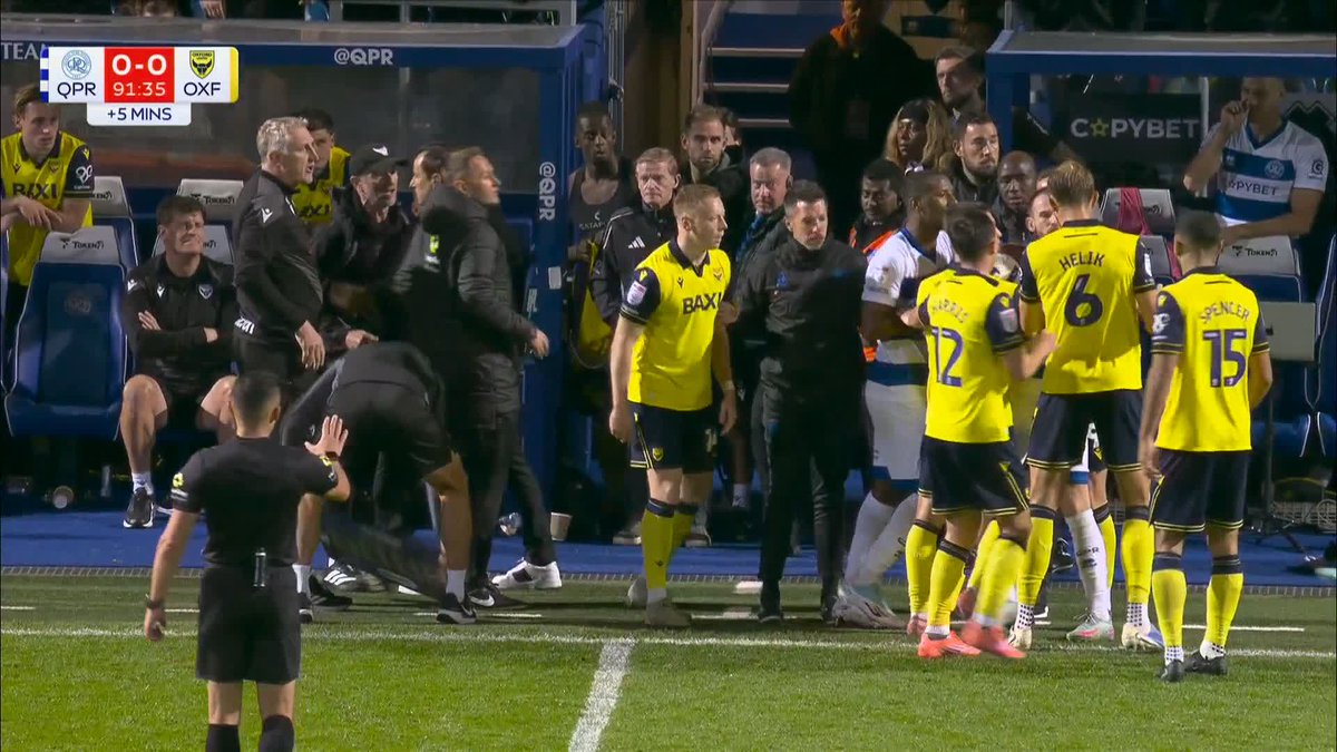 It's all kicked off between QPR and Oxford Utd 😳