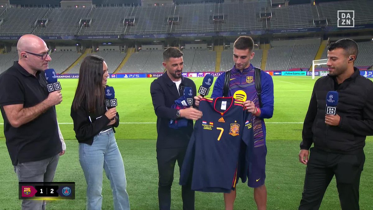 FERRAN TORRES, PEDRI Y EL REGALO DE David Villa QUE NUNCA OLVIDARÁN 🥰 La camiseta de la final del Mundial 2010 🥹🇪🇸 Un intercambio de camisetas inolvidable ✨ #UCL