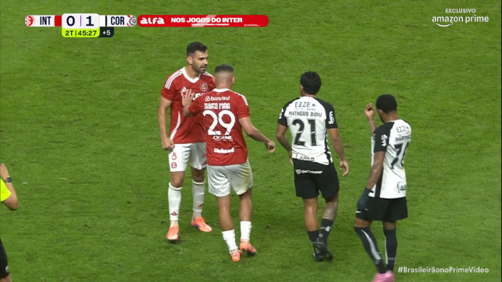 José Martínez e Bruno Henrique se estranharam no Beira-Rio. 🎥 Prime Video Sport Brasil
