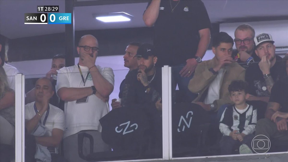 Neymar está na Vila Belmiro acompanhando Santos x Grêmio. 🎥 TV Globo 📺 | ge