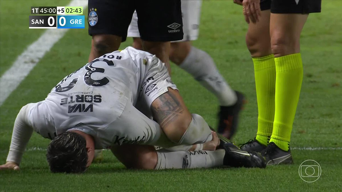 Santistas queriam cartão para Arthur, do Grêmio, por este pisão em Rollheiser. Seria o segundo do volante gremista, que consequentemente acabaria expulso. Arbitragem marcou apenas a falta.