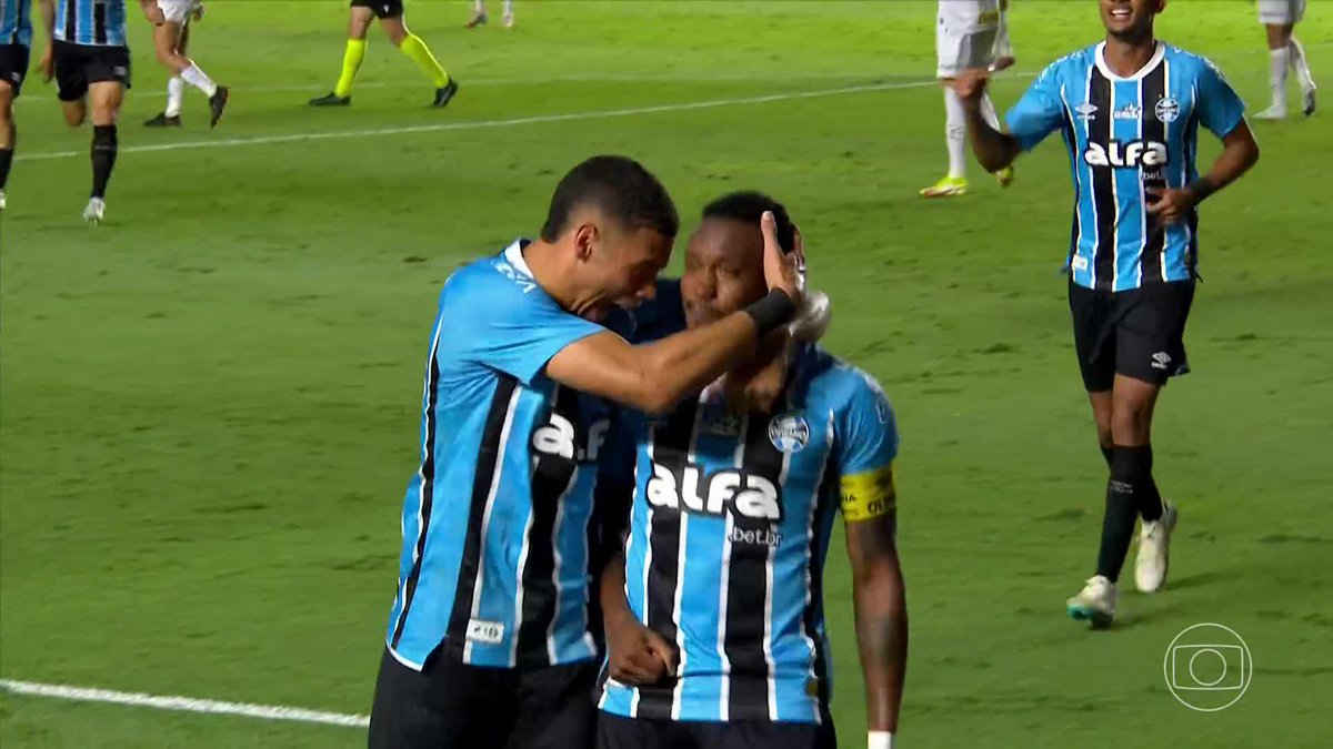 O gol de Edenílson. Santos 0x1 Grêmio na Vila Belmiro. 🎥 TV Globo 📺 | ge