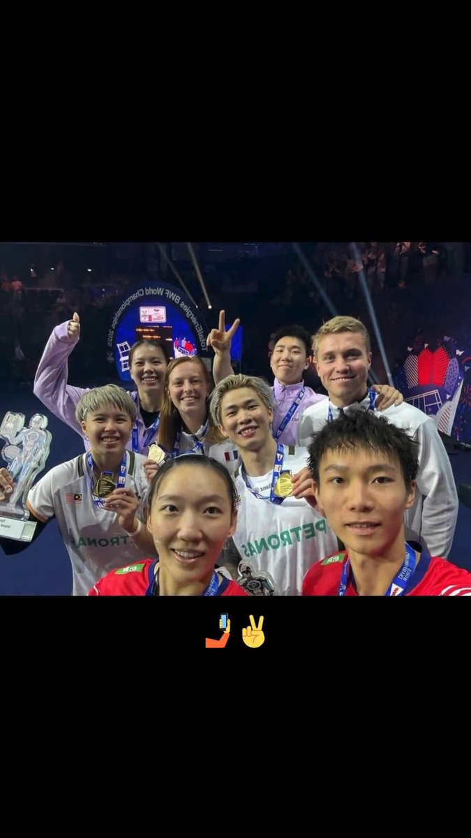 Still not over this podium selfie moment. 🤳🤩 #throwback #BWFWorldChampionships #Paris2025
