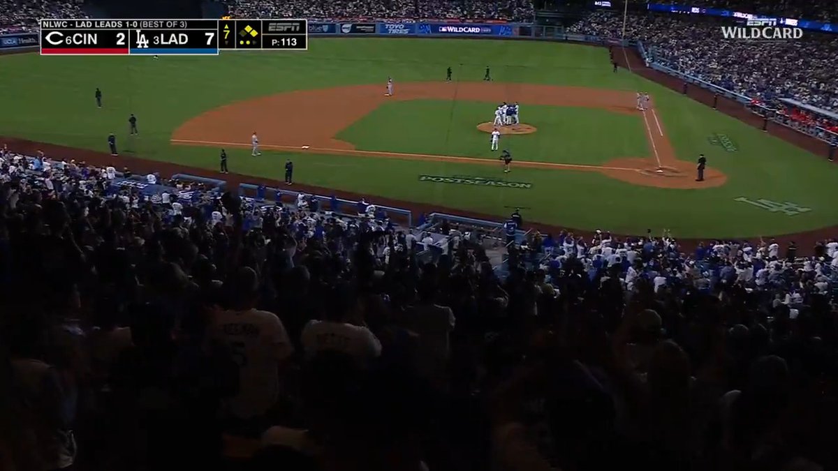 Yoshinobu Yamamoto exits to a standing ovation after a career-high 113 pitches 👏 #Postseason