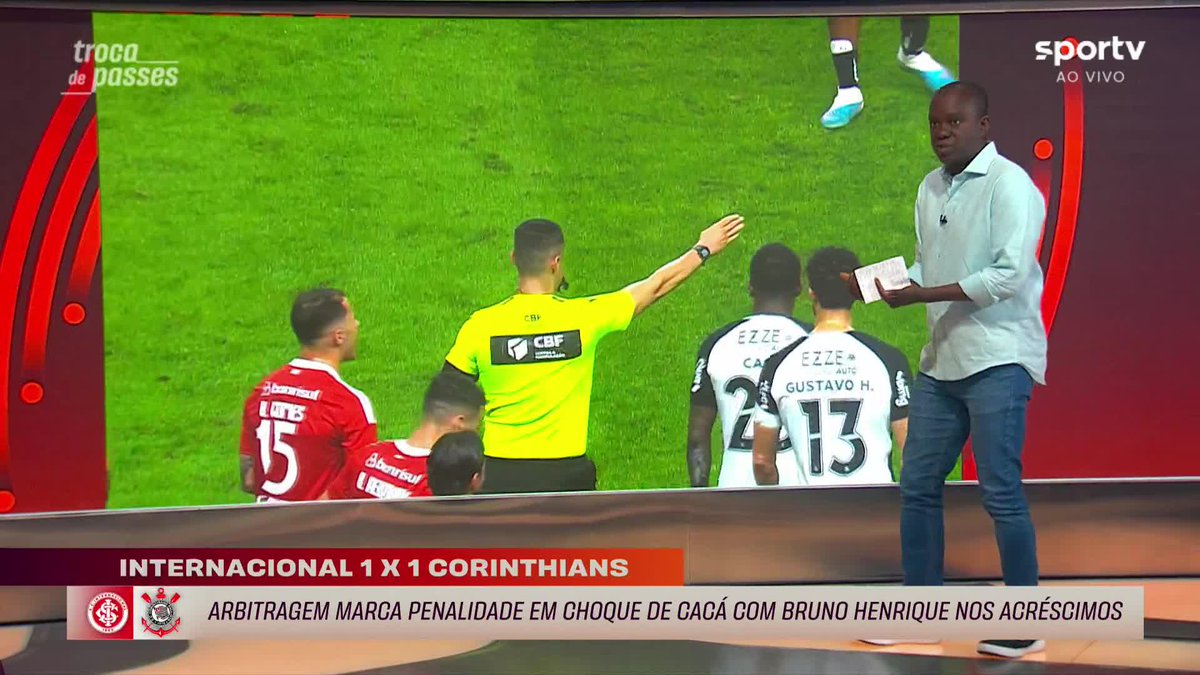 ⚠️ Comentarista de arbitragem da Globo, PC Oliveira diz que pênalti do Internacional contra o Corinthians foi bem marcado: “O Bruno Henrique estava se preparando para chutar e a ação do Cacá tem impacto, ele puxa a camisa.” 🎥 sportv | ge