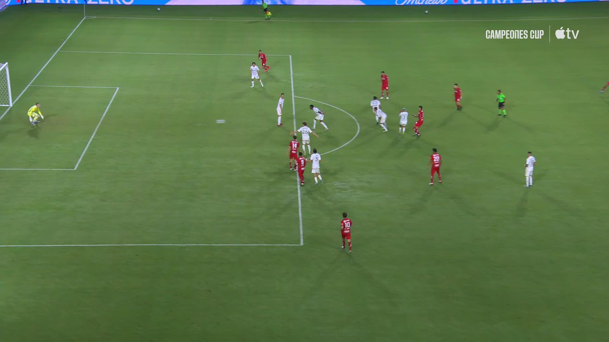 ¡Pero qué golazo de Nico Castro! 🔥 Derechazo pegadito al poste y el Toluca FC ya lo empató. 😈 Disfruta la Campeones Cup en #MLSSeasonPass o Apple TV+: