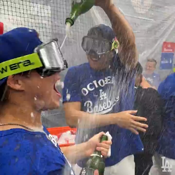 シャンパンをかけあう大谷と山本👀 そして佐々木朗希にシャンパンをかける大谷 『ヘイロウキ！お〜い！お〜い！』w 🎥Los Angeles Dodgers #大谷翔平 #山本由伸 #佐々木朗希