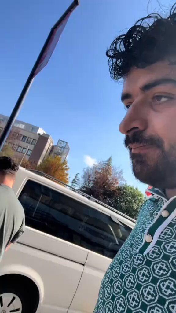 Murat Becerikli isimli içerik üreticisi, rastgele insanların omzuna elini atarak tepkilerini kaydetmeye devam ediyor.