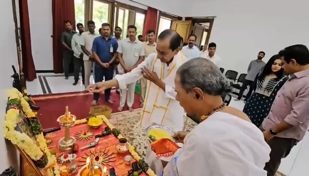 ఎర్రవెల్లిలోని నివాసంలో జరిగిన ఆయుధ పూజ కార్యక్రమంలో పాల్గొన్న కేసీఆర్, కేటీఆర్ కుటుంబ సభ్యులు, సిబ్బంది