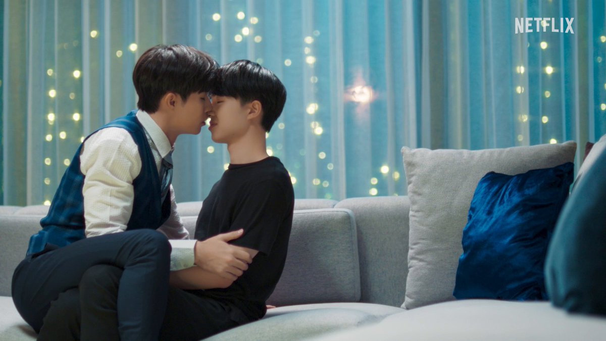 cutie pie is now on netflix, which means i can watch this scene over and over again 🥰 #CutiePie #ZeePruk #NuNew #ZeeNuNew #CutiePieOnNetflix