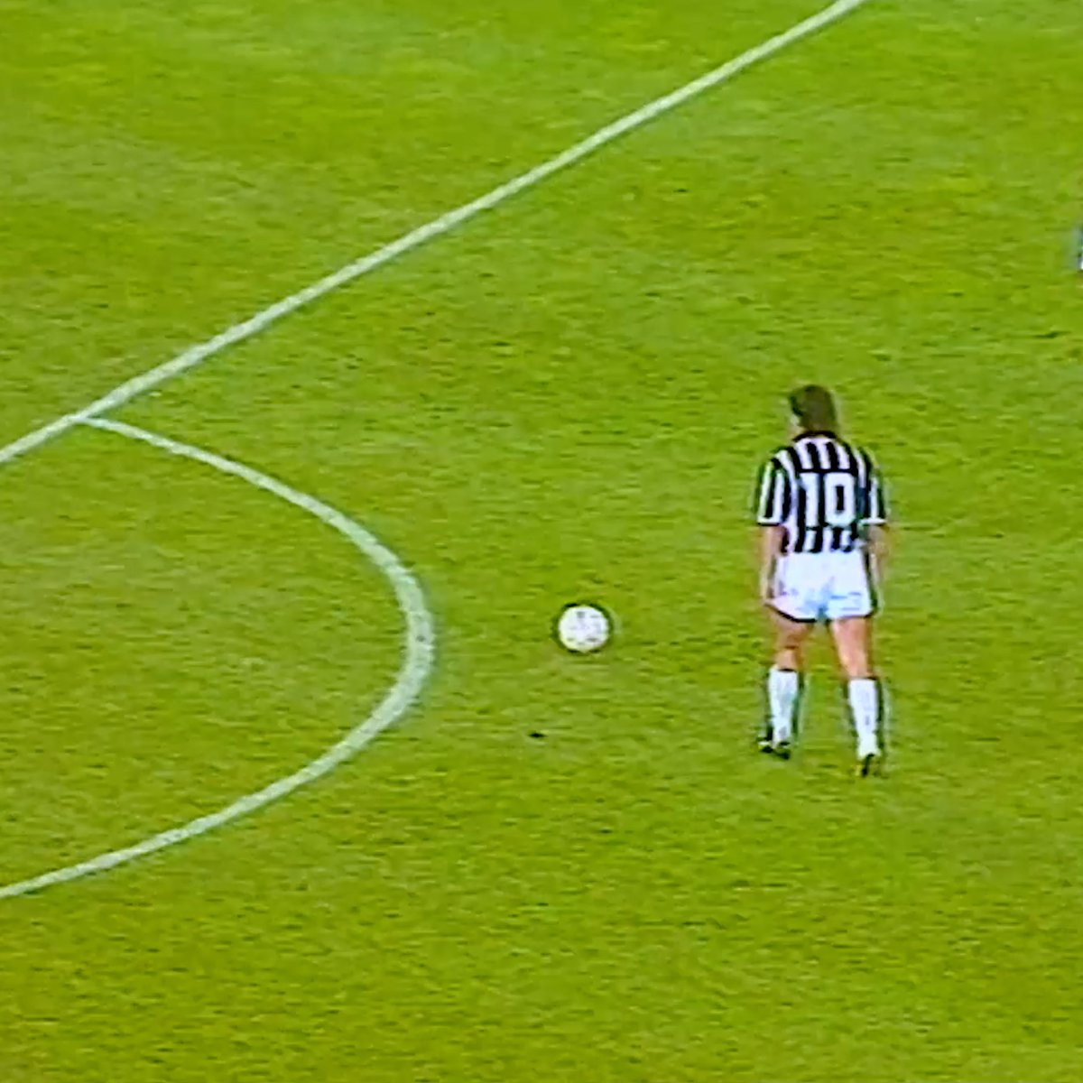 This Roberto Baggio free-kick against Barcelona! 🎯
