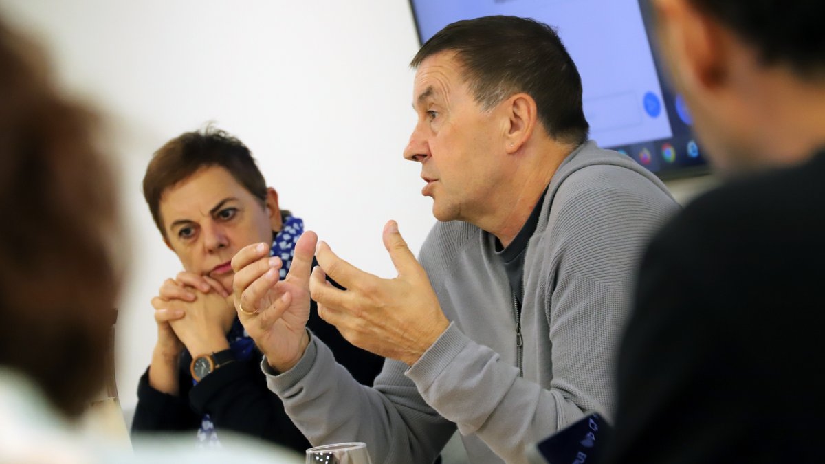 EH Bilduren Kongresuko eta Senatuko ordezkariekin bildu da Arnaldo Otegi 🔻 idazkari nagusia, legealdiko lan ildoak eta erronkak finkatzeko euskal herritarren alde. Seguiremos defendiendo los derechos nacionales y sociales de Euskal Herria y alzando la voz contra las injusticias.