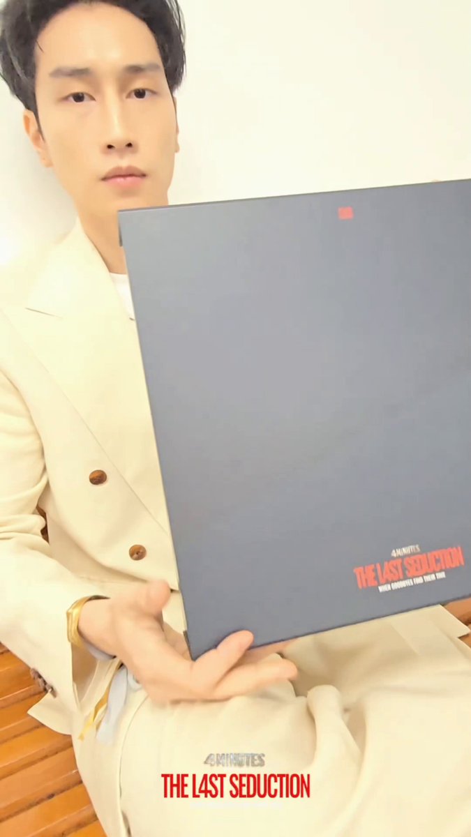 Unbox 4MINUTES: The Last Seduction Photobook Box Set 📖 ครั้งแรกของไบเบิ้ล ดูท่าจะตื่นเต้นไม่เบา เอาซะน้องนิลน้องนวลหัวหมุนเลยทีเดียว 😵 ใครที่พรีออเดอร์แพ็กเกจ 📔 4MINUTES: The Last Seduction Photobook Box Set และ 🎫 บัตรร่วมงาน 4MINUTES: The Last Seduction | When goodbyes find their time เจอกันวันที่ 12 ตุลาคมนี้น้า 👋🏼✨ #4MINUTESPhotobook #4MINUTES2024