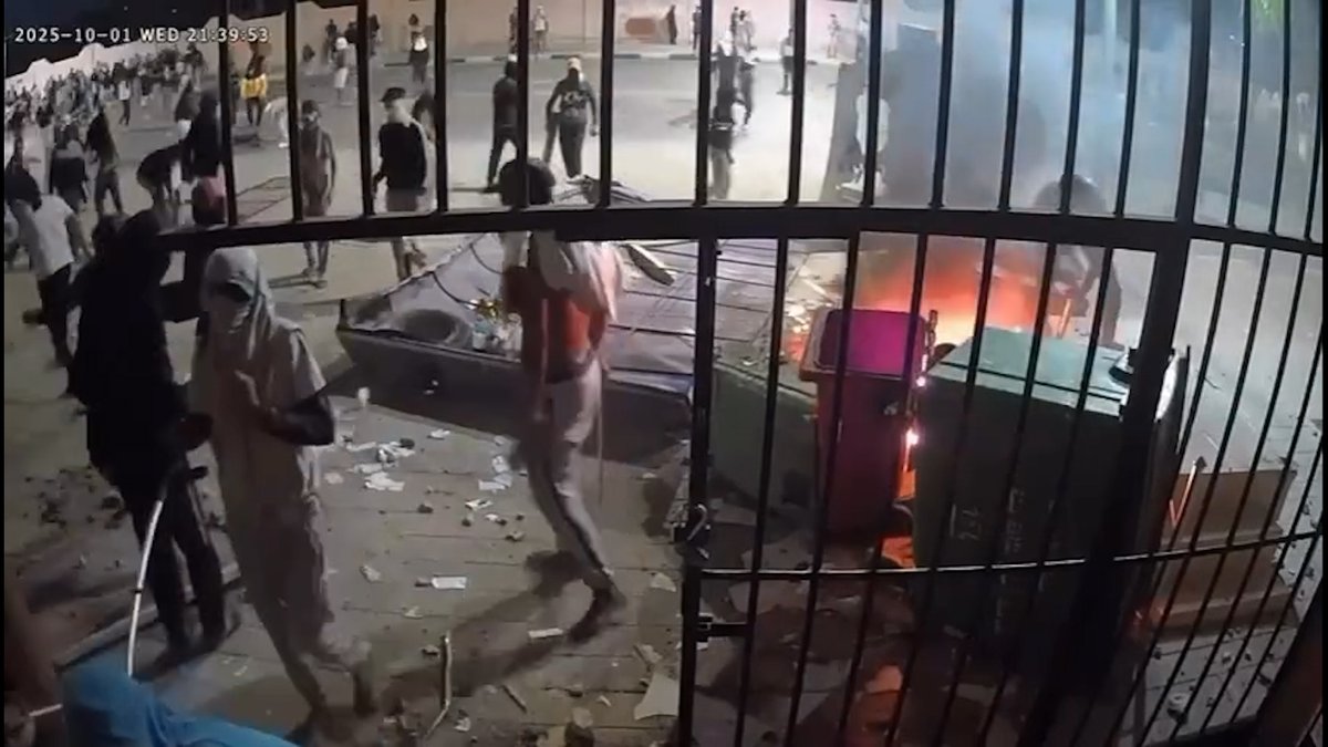 🔴🇲🇦 FLASH | Images du groupe d’individus cagoulés qui ont attaqué, mercredi 1er octobre au soir, une brigade de la Gendarmerie royale à Leqliaa.