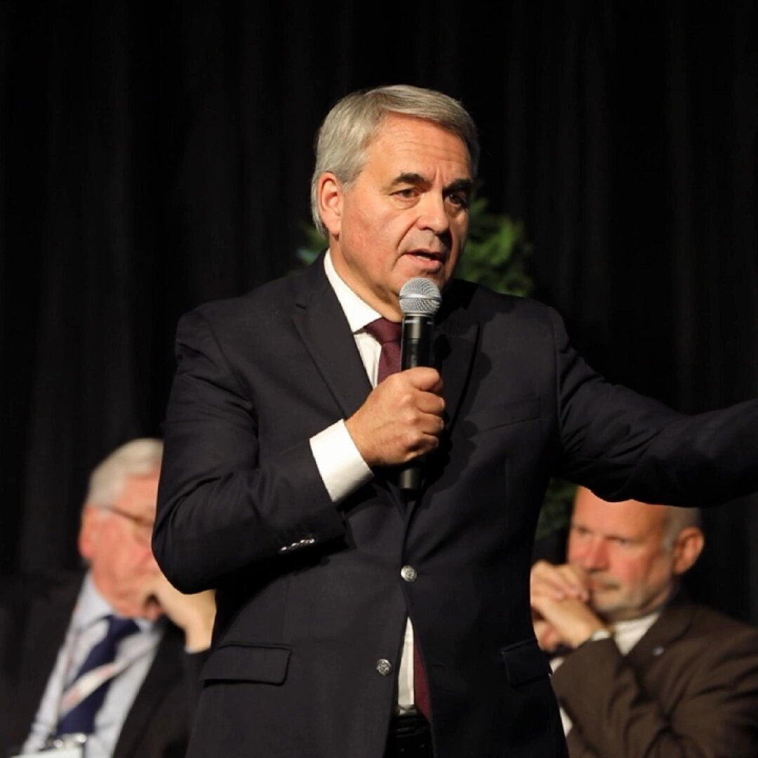 Le Premier Ministre nous annonce un nouvel acte de décentralisation : tant mieux. Mais c’est une révolution dont nous avons besoin. Une révolution par les territoires. Faire davantage confiance et laisser plus de libertés aux élus locaux et aux acteurs de terrain ne coûtera pas un euro de plus à l’Etat et nous permettra d’être plus efficaces !