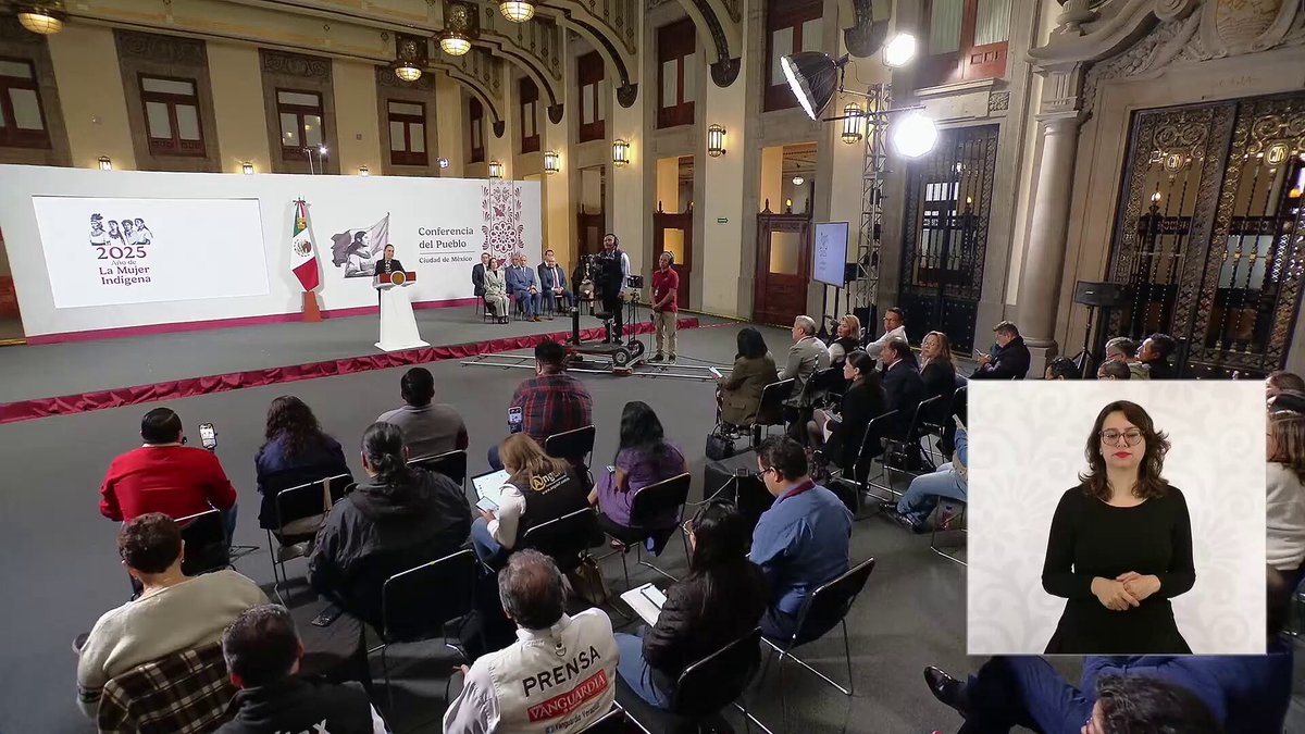 🗳️📌 SHEINBAUM CUESTIONA RETROACTIVIDAD EN LA REFORMA DE AMPARO Tras la aprobación en el Senado de un transitorio que hace retroactiva la reforma a la Ley de Amparo, la presidenta Claudia Sheinbaum tomó distancia. “Nosotros enviamos una iniciativa que no tenía este agregado”, dijo. Defendió que “la Constitución establece claramente que no debe haber retroactividad en las leyes, salvo que cambie la Constitución”. Cuestionó la necesidad del artículo: “Desde mi punto de vista, no era necesario poner ese transitorio. Lo nuevo ya entra con la nueva ley”. Sin embargo... ¿Este debate sobre la retroactividad no termina funcionando como distractor frente a los puntos de fondo de la reforma (como la limitación del interés legítimo y las restricciones a suspensiones) que son los que más preocupan?