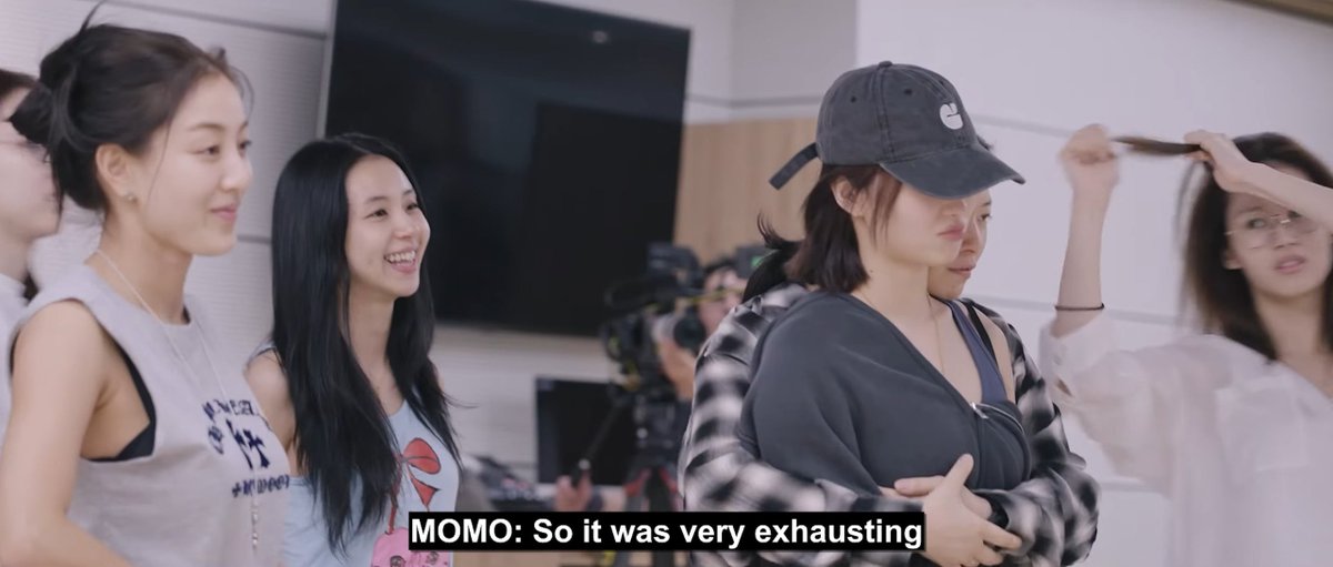 The members comforting Momo tearing up from the exhaustion and pressure of practicing for the 360 degree concerts and Lollapalooza at the same time, they really worked so hard 🥺