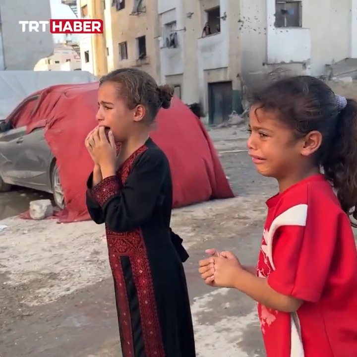 Gazze'de çocukların gözyaşı dinmiyor! İşgalci İsrail, Filistinlilerin sığındığı bir okula sis bombası attı. Duman sebebiyle birçok çocuk boğulma tehlikesi yaşadı.