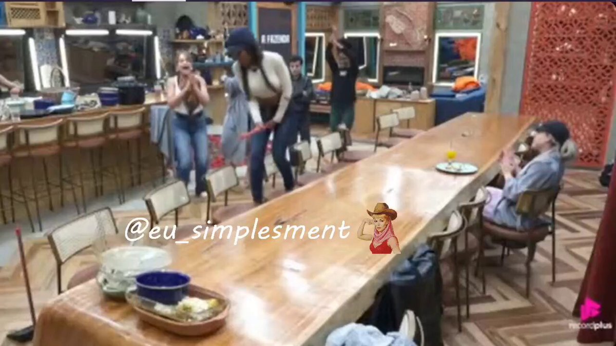 O Grupo Total/CAPS está se divertindo na cozinha. #AFazenda