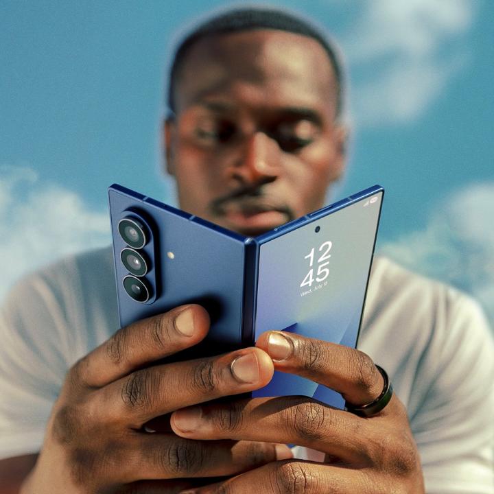 The newest member of #TeamGalaxy is all-American running back Jeremiyah Love! ☘️🏈 Stay tuned to see how Jeremiyah takes his game to the next level with his new #GalaxyZFold7 and #GalaxyAI. Learn more: