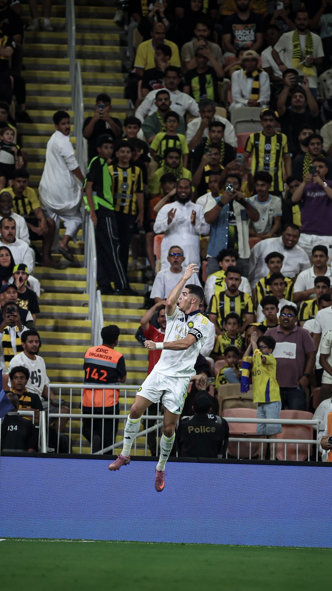 احتفاله يملأ كل ملعب! 🗣️🐐 من الكبار للصغار، الكل يحتفل بطريقته 🎉 كم Siuuu موجود في الفيديو؟ 🔥