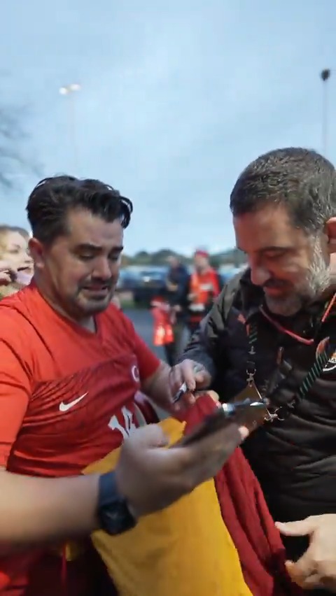 Aberdeen maçı öncesi Arda Turan'ı yalnız bırakmayan Galatasaraylı taraftarın sevinç gözyaşları 🥹