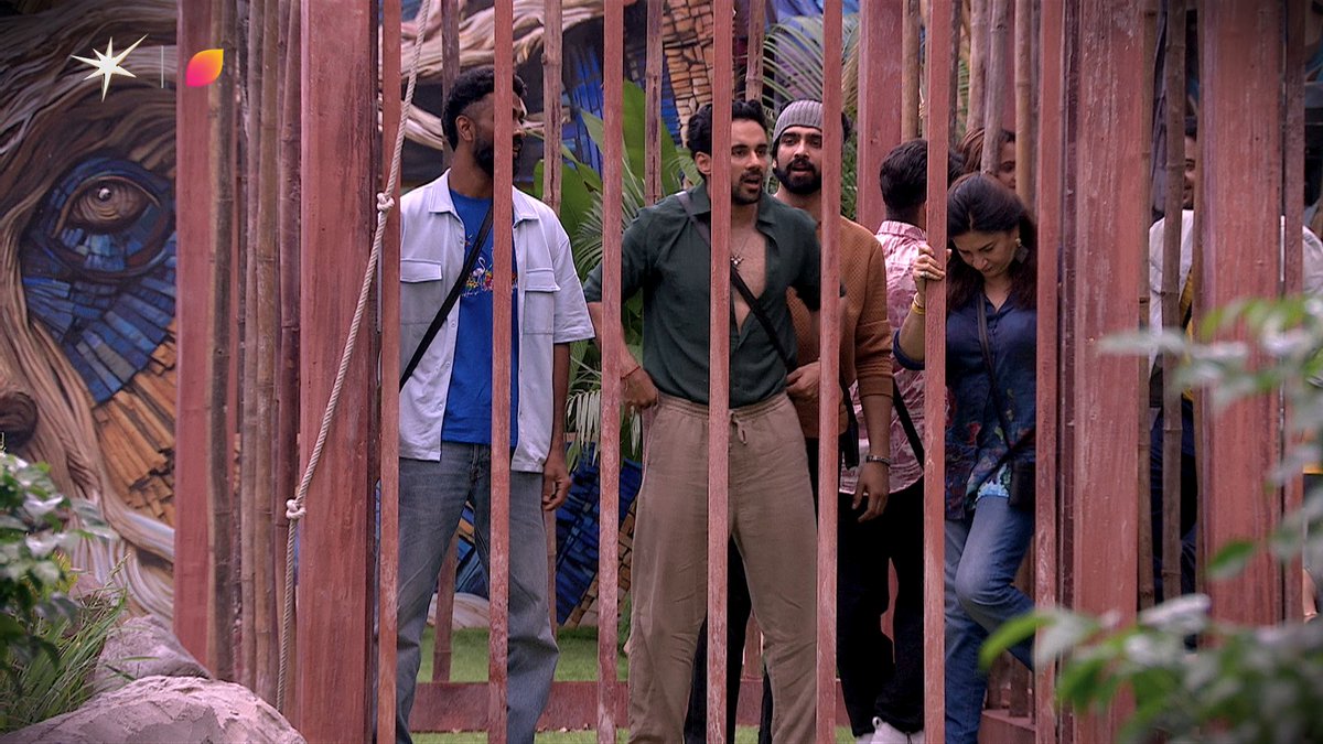 Amaal aur Abhishek mein hui fight, kaun hai galat and who's right? 🫣 Dekhiye #BiggBoss19, Mon-Sun raat 9 baje JioHotstar aur 10:30 baje #Colors par. #Vaseline #AppyFizz Danube Properties Citroën India VZY {BB, Bigg Boss, BB19, Bigg Boss 19} Gaurav Khanna Abhishek bajaj Nehal Chudasama Baseer Ali Tanya Mittal Ashnoor Kaur @onlyzeishan Kunickaa Sadanand #PranitMore The MriDul #NeelamGiri Farrhana Bhatt Amaal Mallik Shehbaz Badesha
