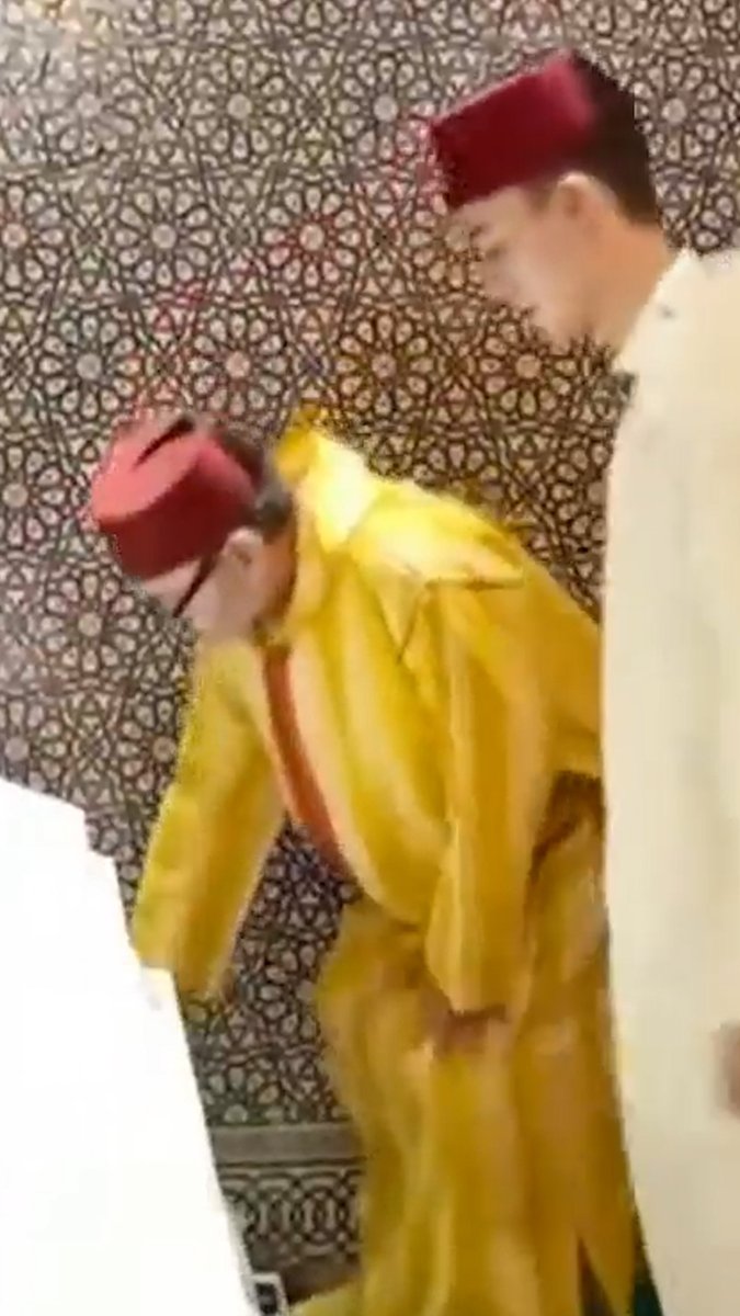 الملك المغربي🇲🇦 يزور ضريح جده محمد الخامس للتبرك به وطلب المدد منه. الطريقة الصوفية العلوية هي طريقة صوفية مغربية تنسب إلى شيخهم أحمد بن مصطفى العلوي المستغانمي الذي كان يدعو الجزائريين🇩🇿 للتعايش مع الإحتلال الفرنسي🇨🇵 أو كما يطلق عليه هو"المهادنة الروحية"
